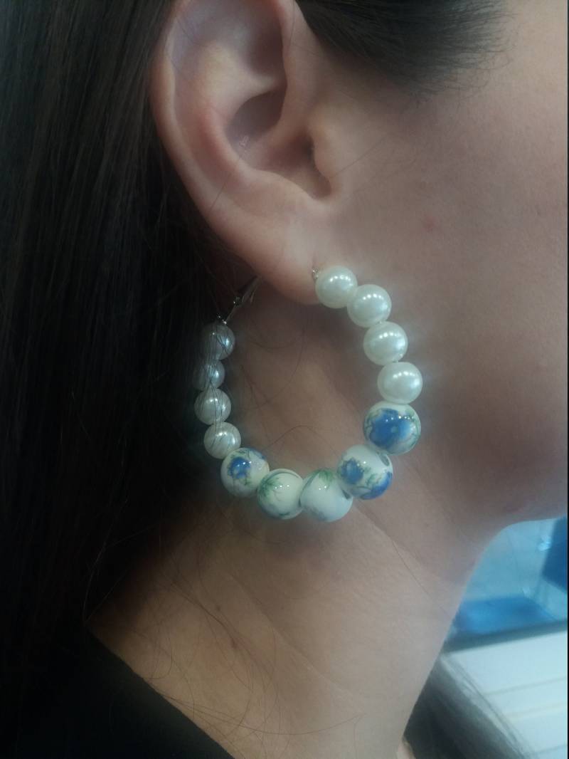 Weiß Blau Blume Perle Creolen Ohrringe, Weiße Creolen, Ohrringe Schmuck, Für Frauen, Made in Griechenland von Polumia