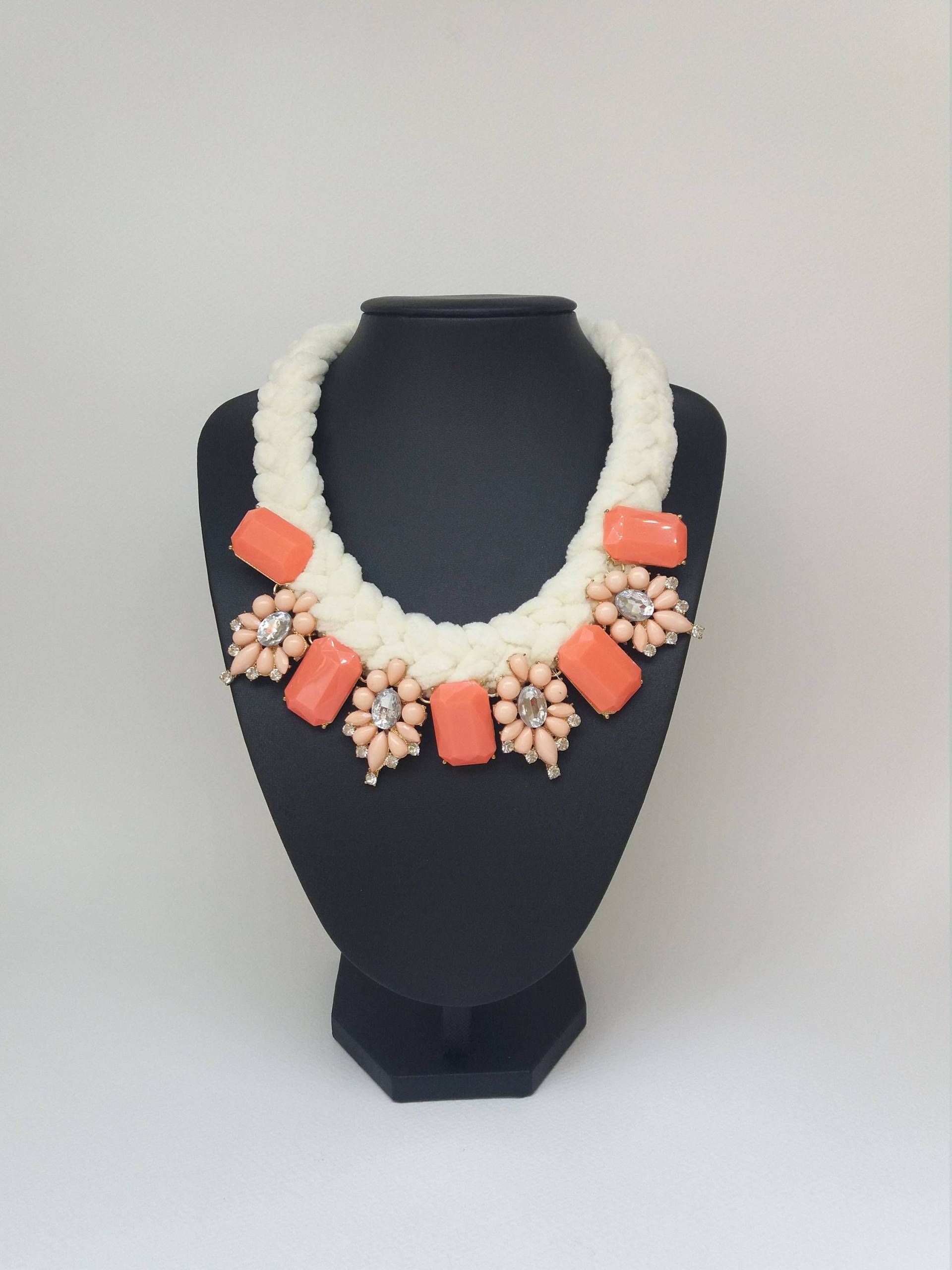 Weiß Und Rosa Floral Faden Häkeln Lätzchen Halskette, Statement Grobstrick Halsband Anhänger Anthropologie Geschenk Für Sie Weiß Und Rosa Floral Faden Häkeln Lätzchen Halskette, Statement Grobstrick Halsband Anhänger Anthropologie Geschenk Für Sie von Polumia