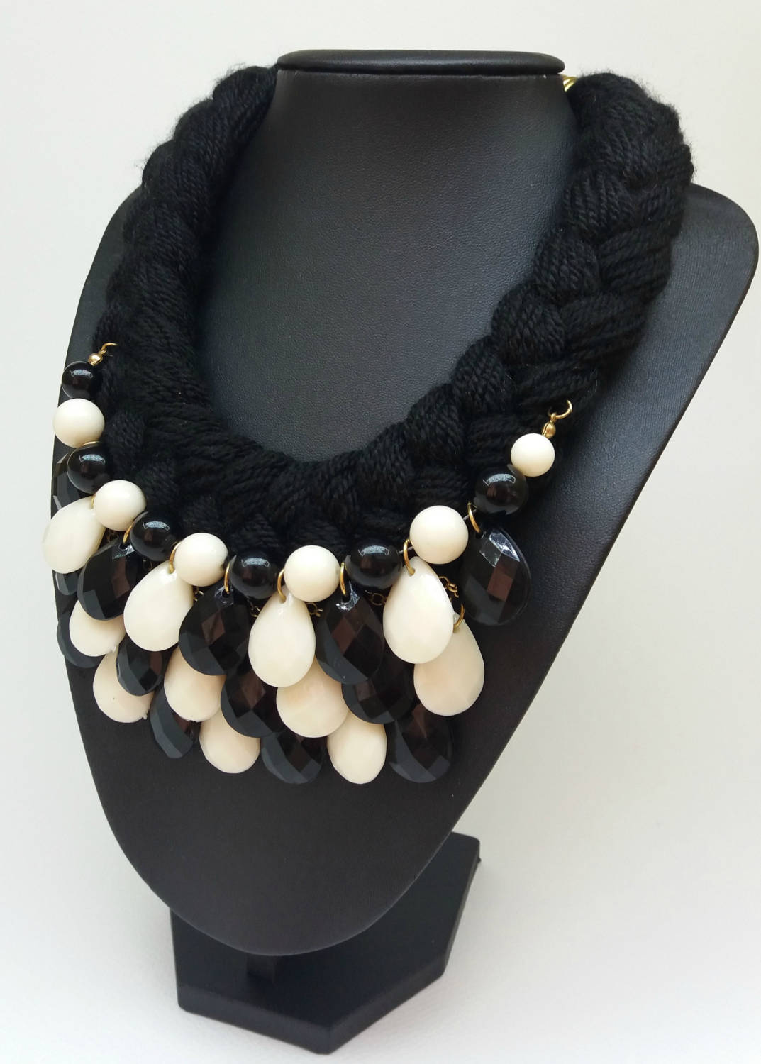 Weiße Und Schwarze Neue Frauen Schmuck Anhänger Lätzchen Erklärung Grobstrick Charme Träne Tropfen Halskette Halsband Stuck, Halskette, Geschenk Weiße Und Schwarze Neue Frauen Schmuck Anhänger Lätzchen Erklärung Grobstrick Charme Träne Tropfen Halskette Halsband Stuck, Halskette, Geschenk von Polumia