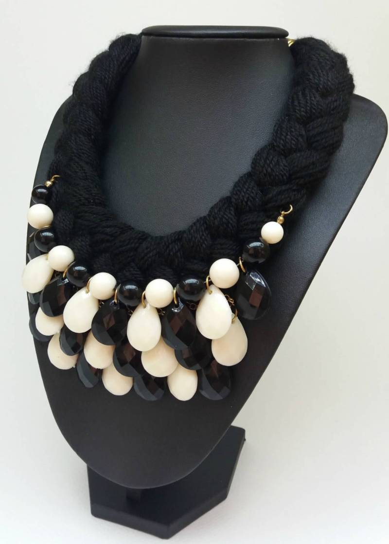 Weiße Und Schwarze Neue Frauen Schmuck Anhänger Lätzchen Erklärung Grobstrick Charme Träne Tropfen Halskette Halsband Stuck, Halskette, Geschenk Weiße Und Schwarze Neue Frauen Schmuck Anhänger Lätzchen Erklärung Grobstrick Charme Träne Tropfen Halskette Halsband Stuck, Halskette, Geschenk von Polumia