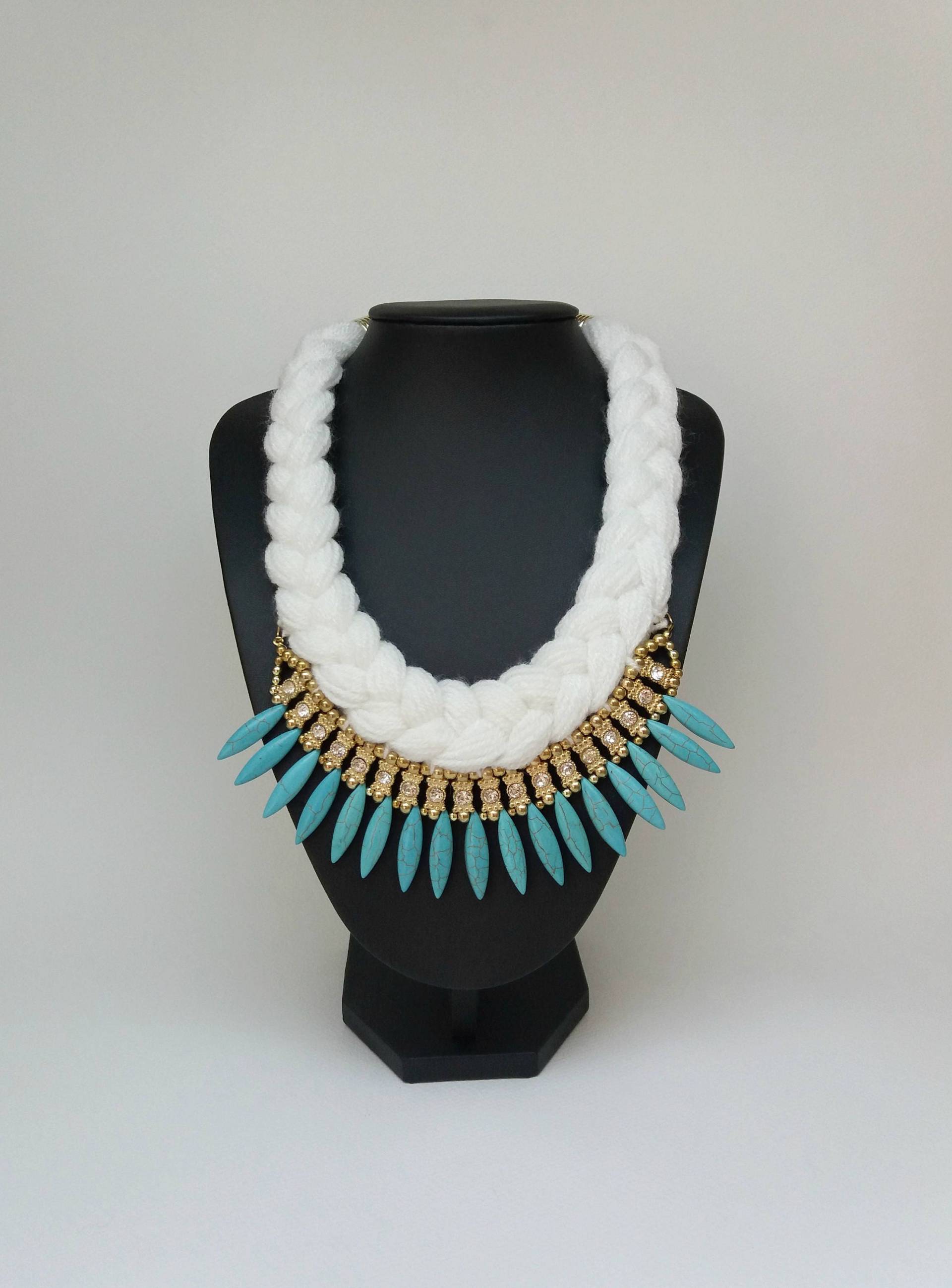 Weißes Licht Blau Gestrickte Halskette, Weiß Kollier, Blaue Goldhalskette, Thread Bib Erklärung Schmuck-Unikate von Polumia