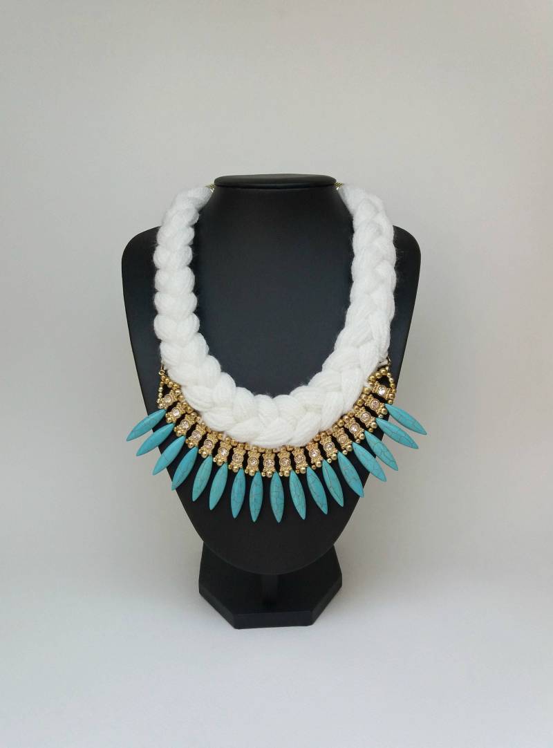 Weißes Licht Blau Gestrickte Halskette, Weiß Kollier, Blaue Goldhalskette, Thread Bib Erklärung Schmuck-Unikate von Polumia