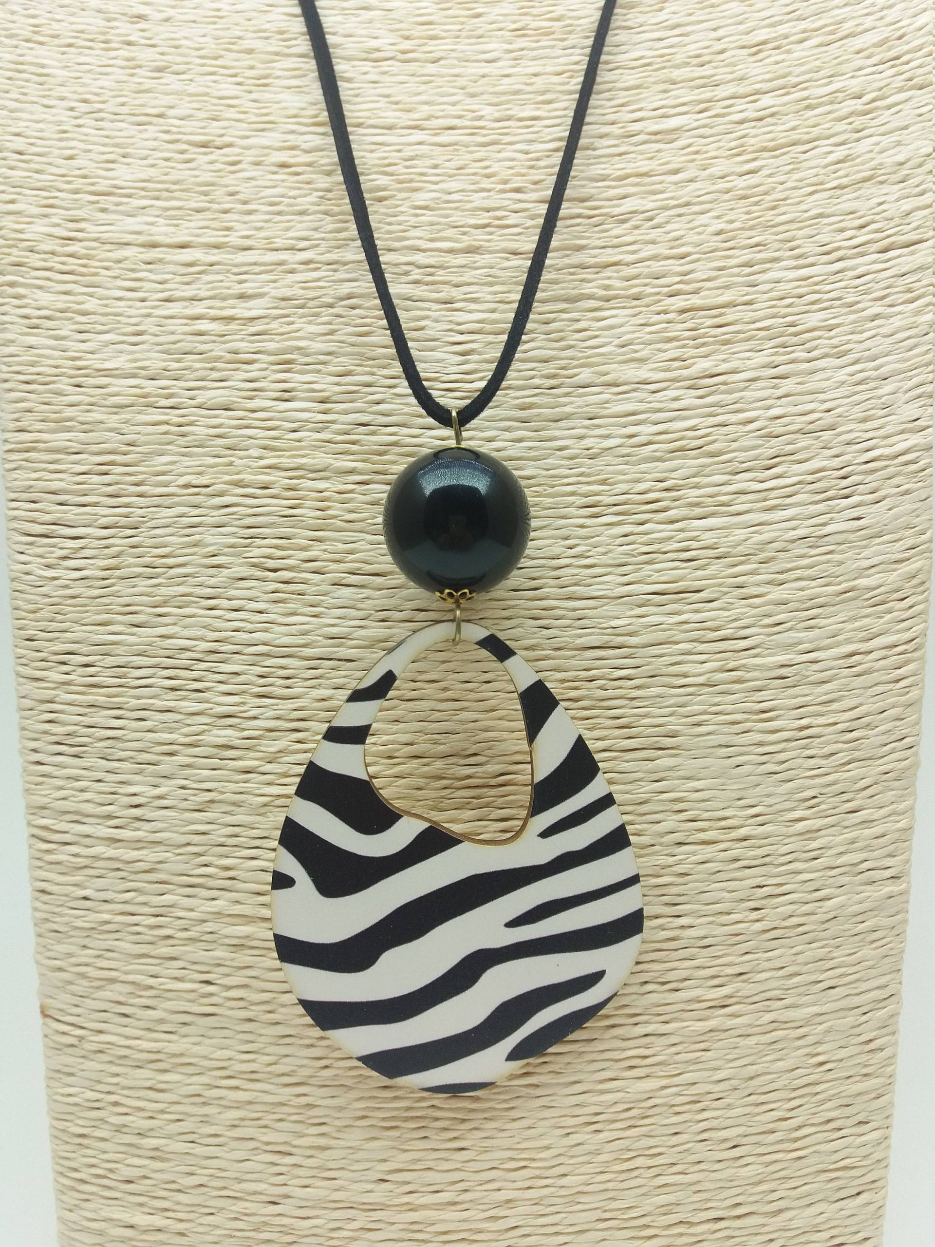 Zebra Halskette, Schwarz Und Weiß Bib Statement Kette, Animal Print Halskette, Lange Kette Schwarz, Moderne Kette, Chunky Halskette von Polumia