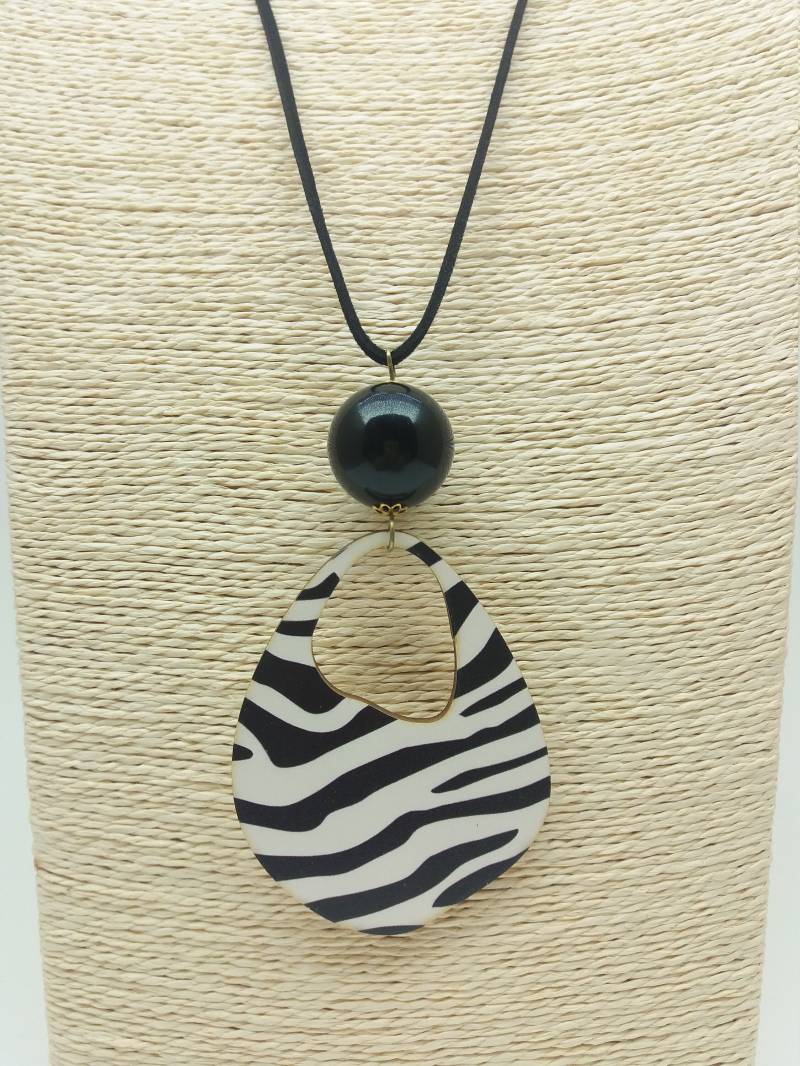 Zebra Halskette, Schwarz Und Weiß Bib Statement Kette, Animal Print Halskette, Lange Kette Schwarz, Moderne Kette, Chunky Halskette von Polumia