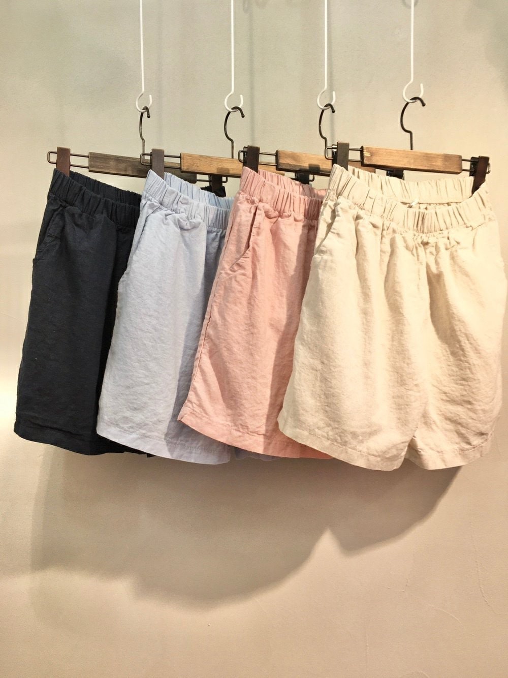 Frauen Natürliche Bio-Leinen Und Baumwolle Aquarell Ton Weiche Tägliche Shorts Für Den Sommer, Lockere Passform Banding Taille von PolygonalForest