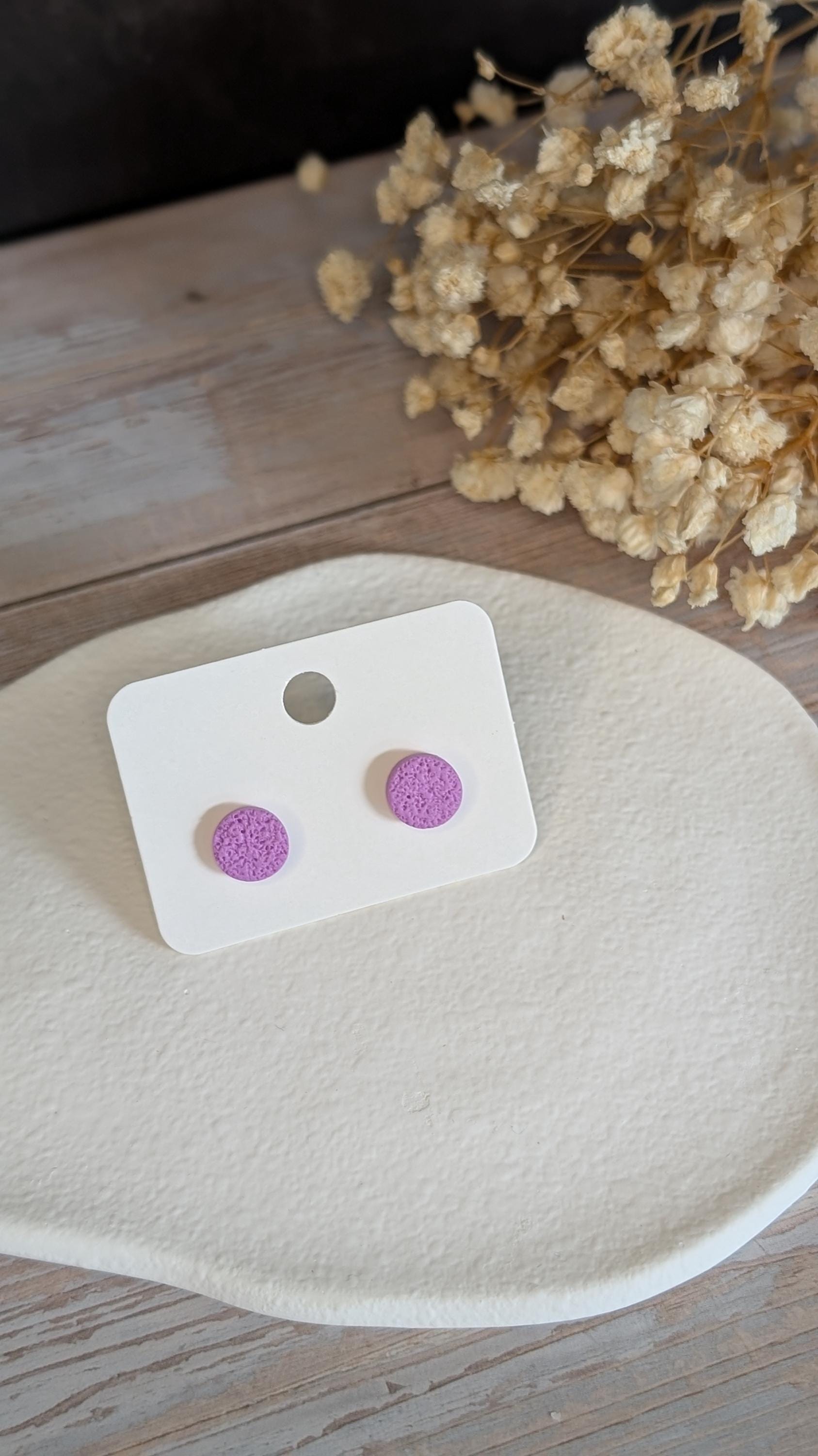 Mini Ohrringe Perfekt Zur Einschulung 2025 Für Mädchen Aus Polymerton Polymer Clay Handgemacht Ohrstecker Lila Mit Struktur Mini Ohrringe Perfekt Zur Einschulung 2025 Für Mädchen Aus Polymerton Polymer Clay Handgemacht Ohrstecker Lila Mit Struktur von Polymertique