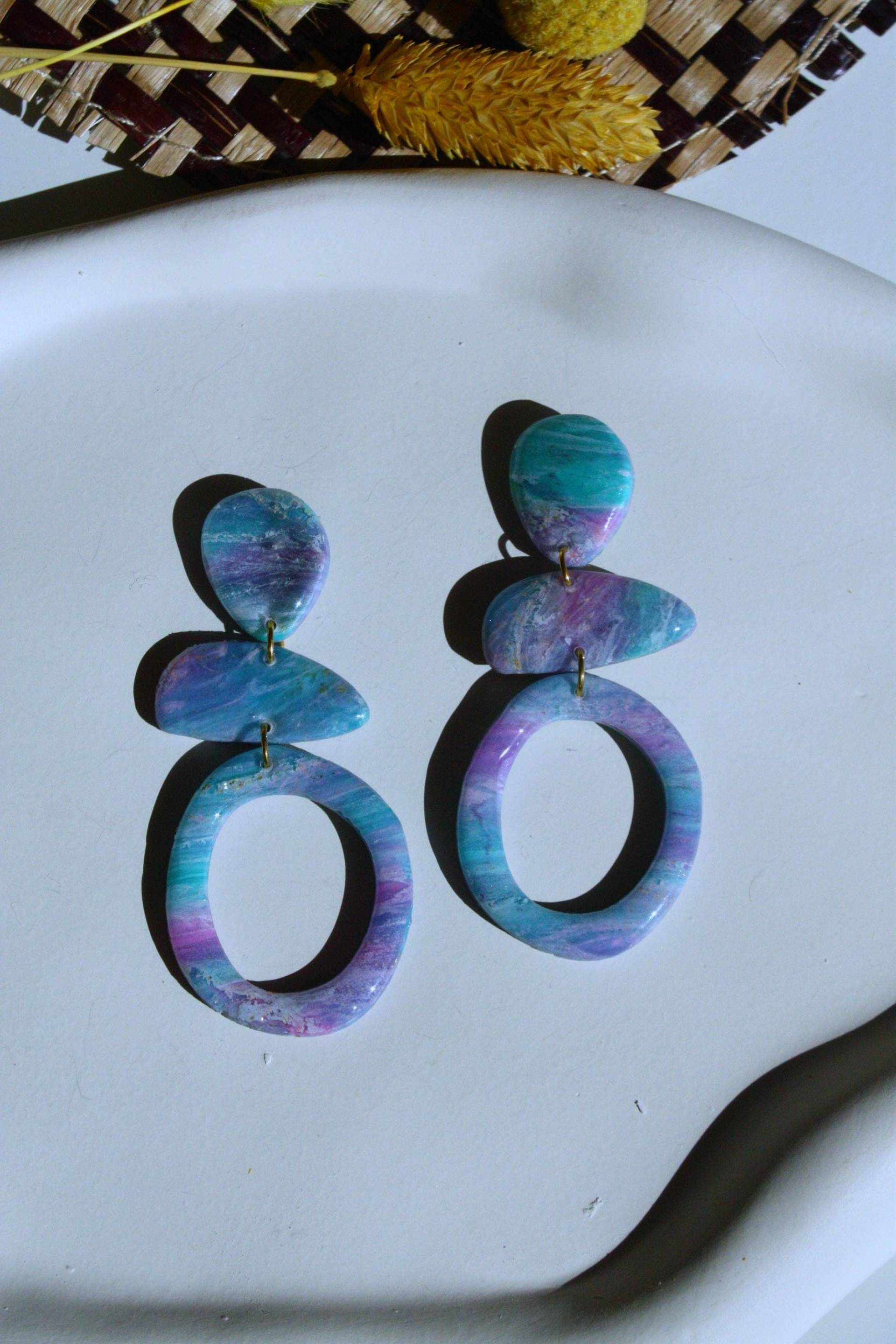 Alea // Statement-Ohrringe Aus Polymer Clay, Uv-Resin Und Edelstahl Mit Einzigartiger Musterung in Türkis, Lila Blau Unikat Alea // Statement-Ohrringe Aus Polymer Clay, Uv-Resin Und Edelstahl Mit Einzigartiger Musterung in Türkis, Lila Blau Unikat von PolyphonieDesign