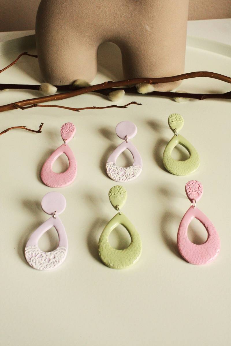 Linn // Pastellfarbene Statement-Ohrringe in Spitzenoptik Aus Polymer Clay, Uv-Resin Und Messing von PolyphonieDesign