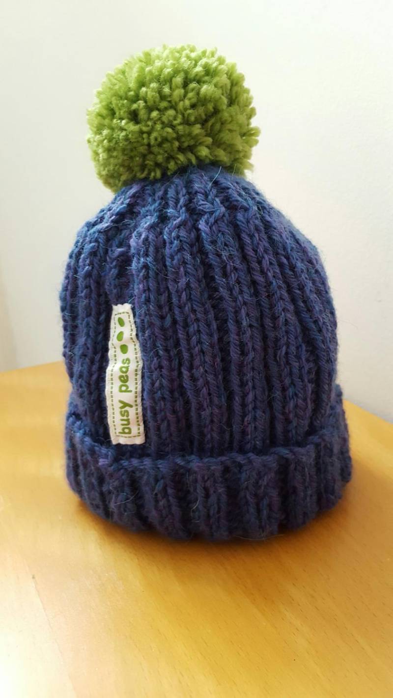 Blaue Baby Beanie Mit Grünem Pompom von PomPomPerfect