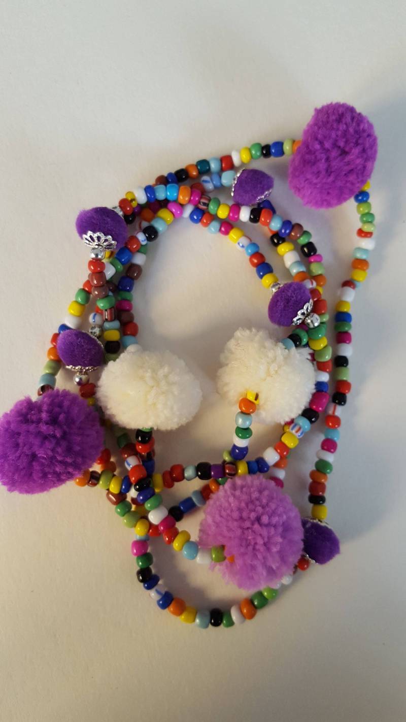 Multi Farbe Glas Perlen Kette Mit Lila Und Weißen Pompoms von PomPomPerfect