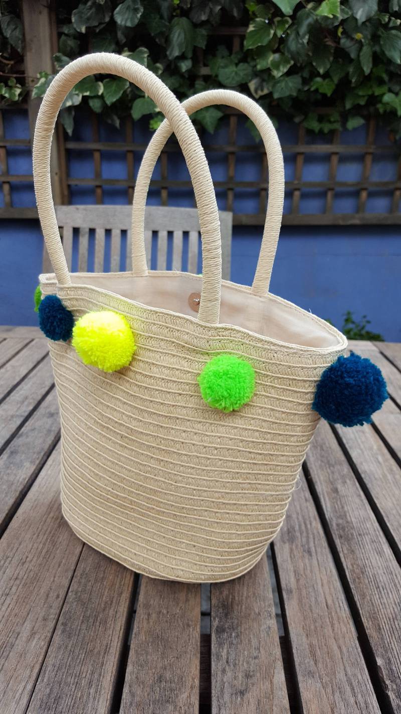 Natürliche Farbige, Kurze Gehandhabt Korb Mit Bommel in Grüntönen von PomPomPerfect