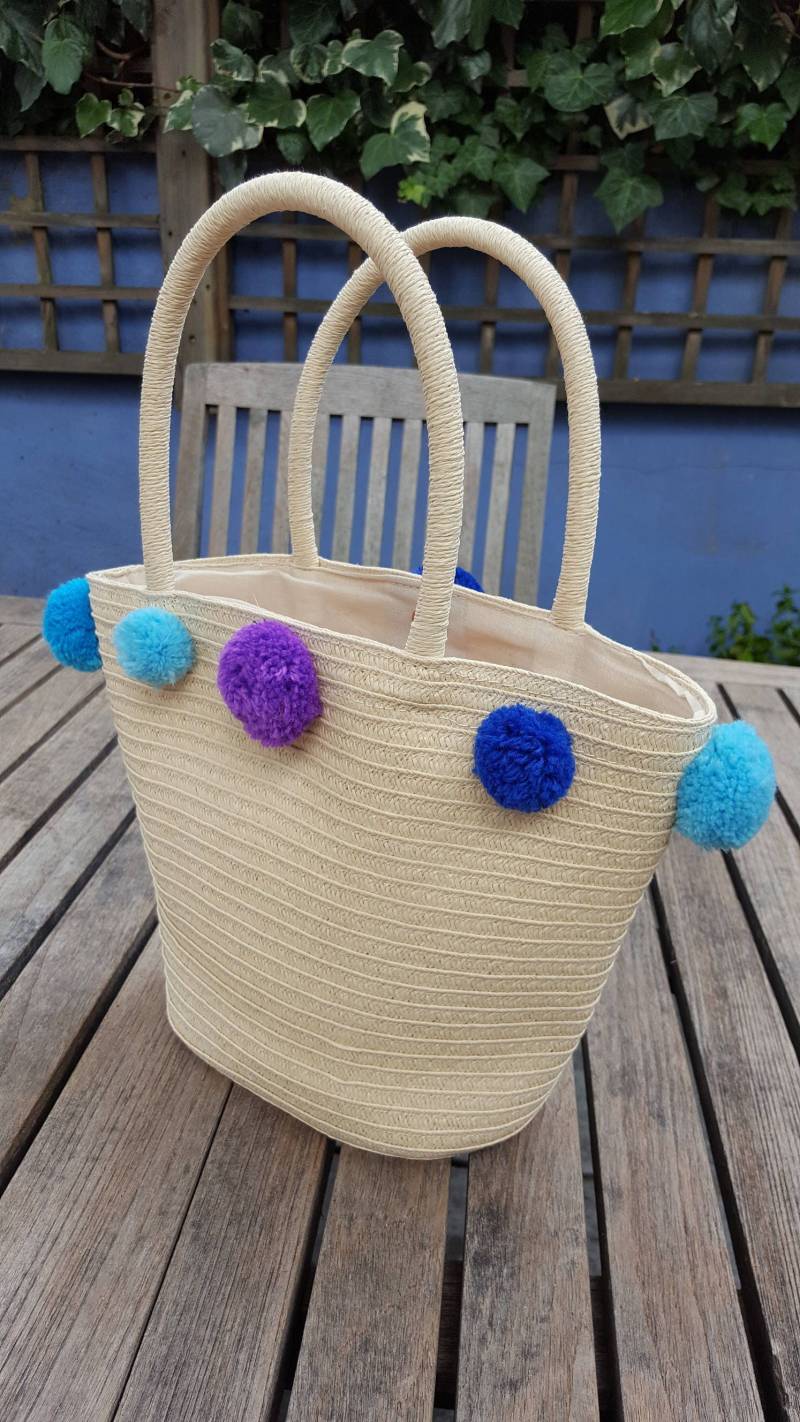Natürliche Farbige, Kurze Gehandhabt Korb Mit Tonalen Pompons von PomPomPerfect