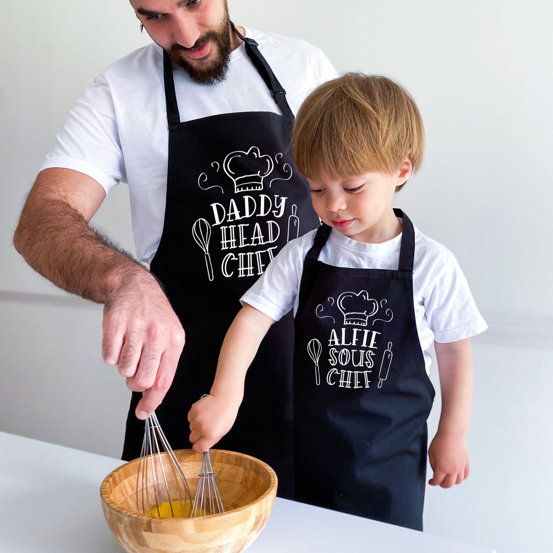 Niedliche Schürze Mit Namen/Personalisierter Küchenchef Sous Chef Vatertag Weihnachten Geburtstagsgeschenk Für Papa Kind Sohn Tochter Niedliche Schürze Mit Namen/Personalisierter Küchenchef Sous Chef Vatertag Weihnachten Geburtstagsgeschenk Für Papa Kind Sohn Tochter von PomchickGift