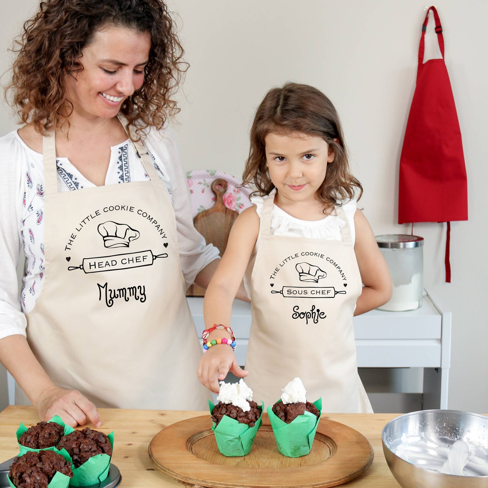 Personalisierte Familienschürze Mit Namen/Muttertagsgeschenk Chefkoch Und Sous Chef Schürze Süßes Weihnachtsgeschenk Personalisierte Familienschürze Mit Namen/Muttertagsgeschenk Chefkoch Und Sous Chef Schürze Süßes Weihnachtsgeschenk von PomchickGift