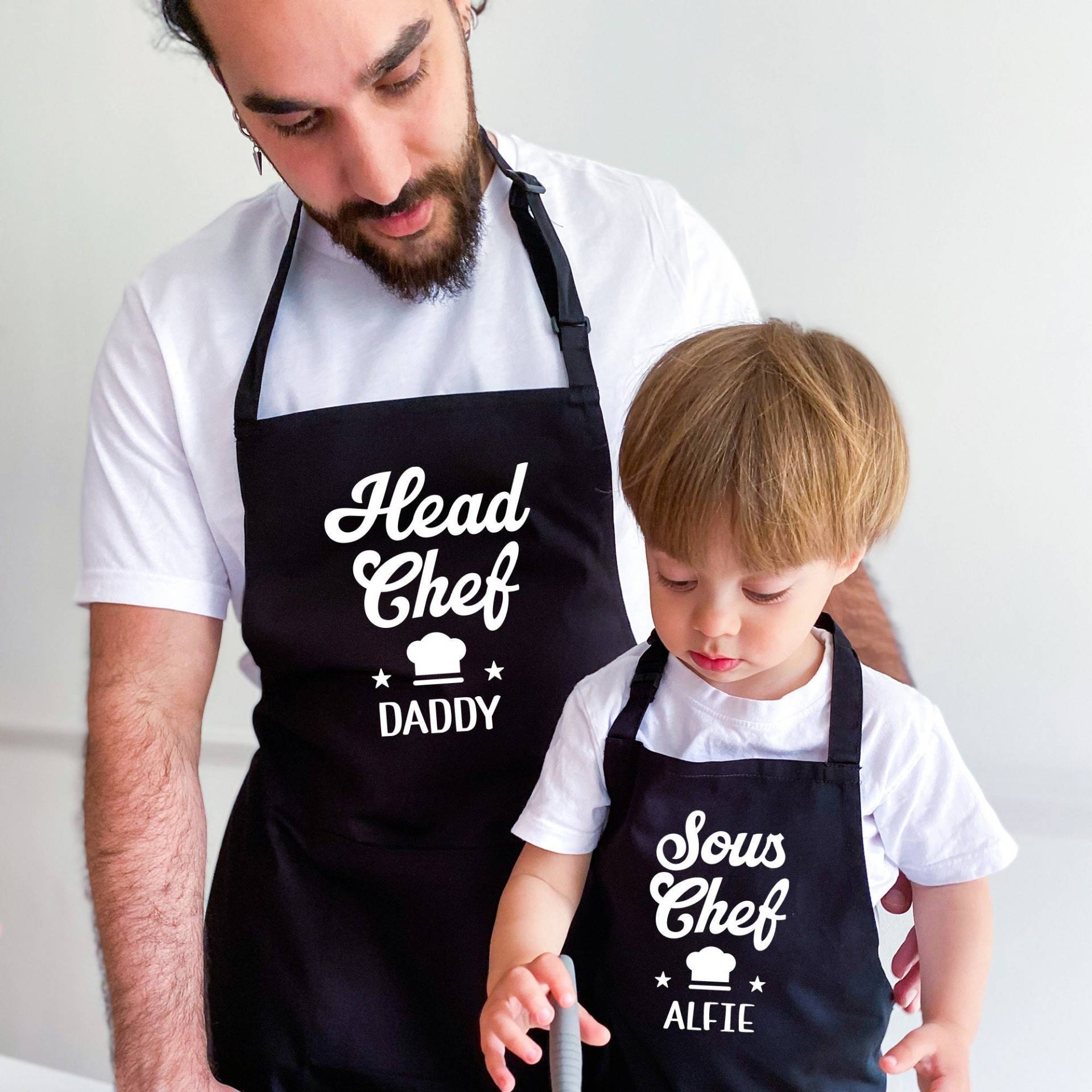 Personalisierte Papa Kinderschürze/Vatertag Weihnachten Geburtstagsgeschenk Für Opa Chefkoch Daddy Sous Chef Sohn Tochter Personalisierte Papa Kinderschürze/Vatertag Weihnachten Geburtstagsgeschenk Für Opa Chefkoch Daddy Sous Chef Sohn Tochter von PomchickGift