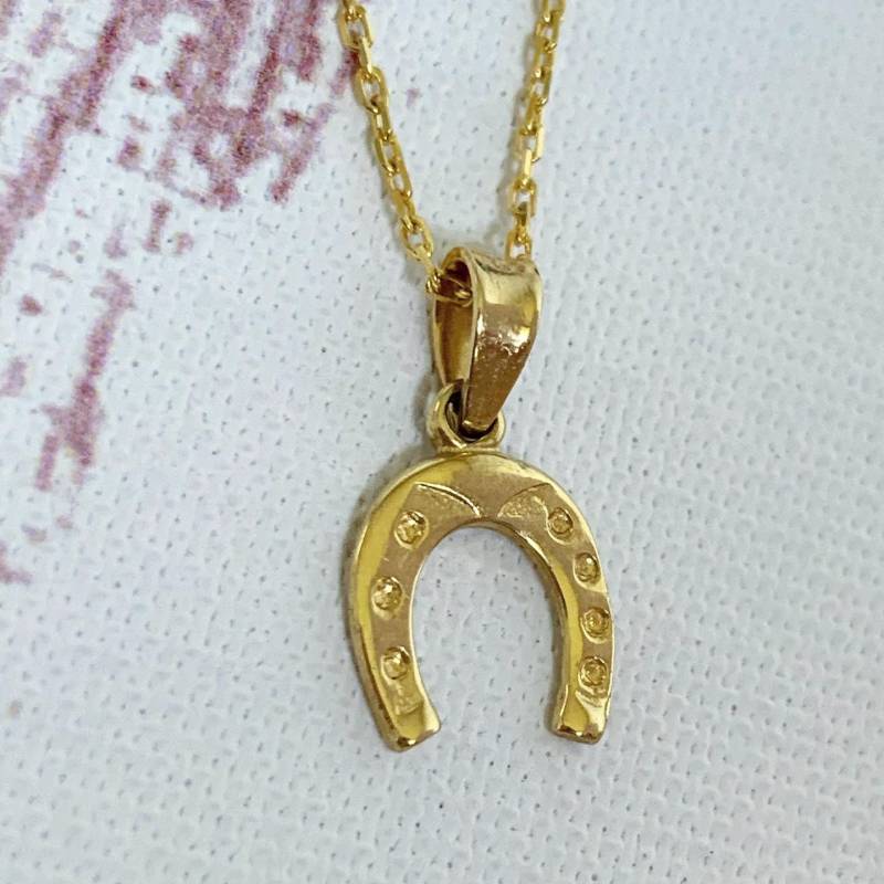 14K Solid Gold, Hufeisen Anhänger, Glück Symbol, Minimal Gold Halskette, Muttertag von PomegranateJewelryUS