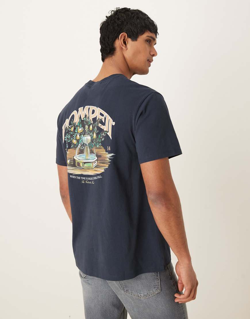 Pompeii - Baumwoll-T-Shirt in Marineblau mit Brunnen-Grafikprint am Rücken von Pompeii UK