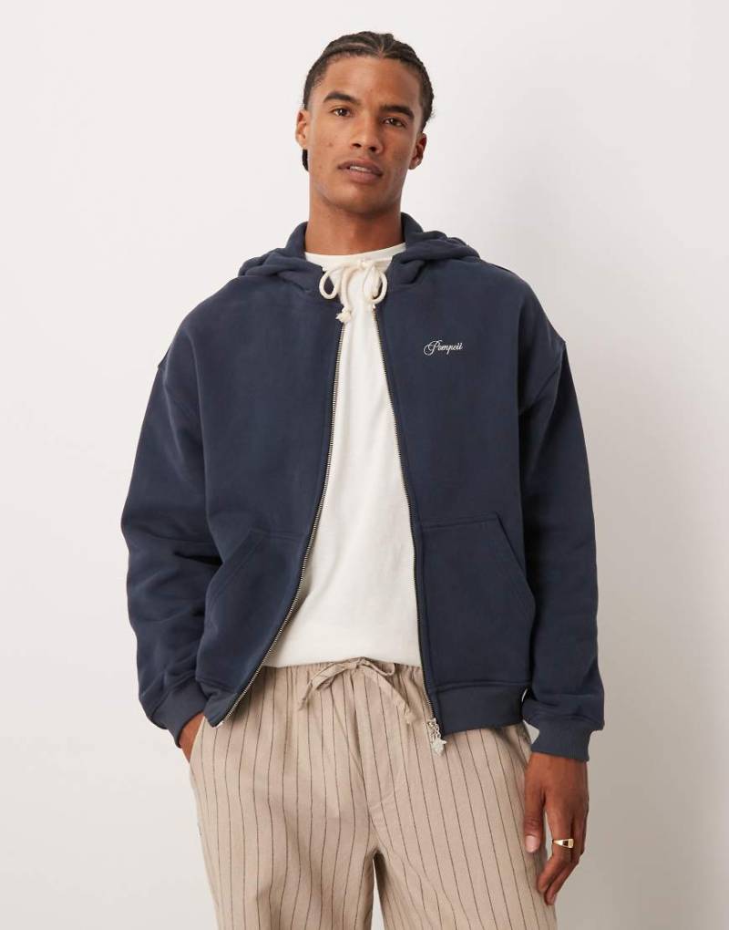 Pompeii - Kapuzenjacke in Marineblau mit Logo und Reißverschluss von Pompeii UK