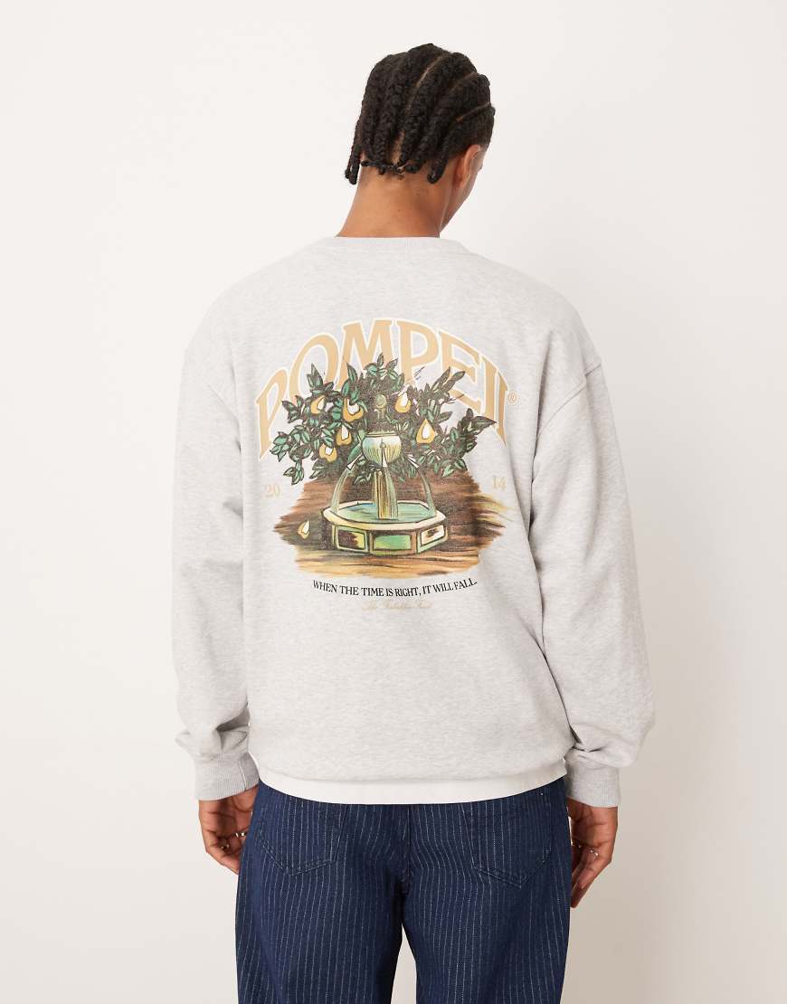 Pompeji Fountain - Sweatshirt in Hellgrau mit Rundhalsausschnitt, Grafik-Logo und Rückenprint von Pompeii UK