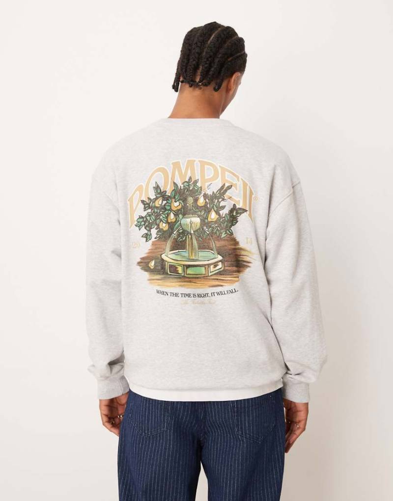 Pompeji Fountain - Sweatshirt in Hellgrau mit Rundhalsausschnitt, Grafik-Logo und Rückenprint von Pompeii UK