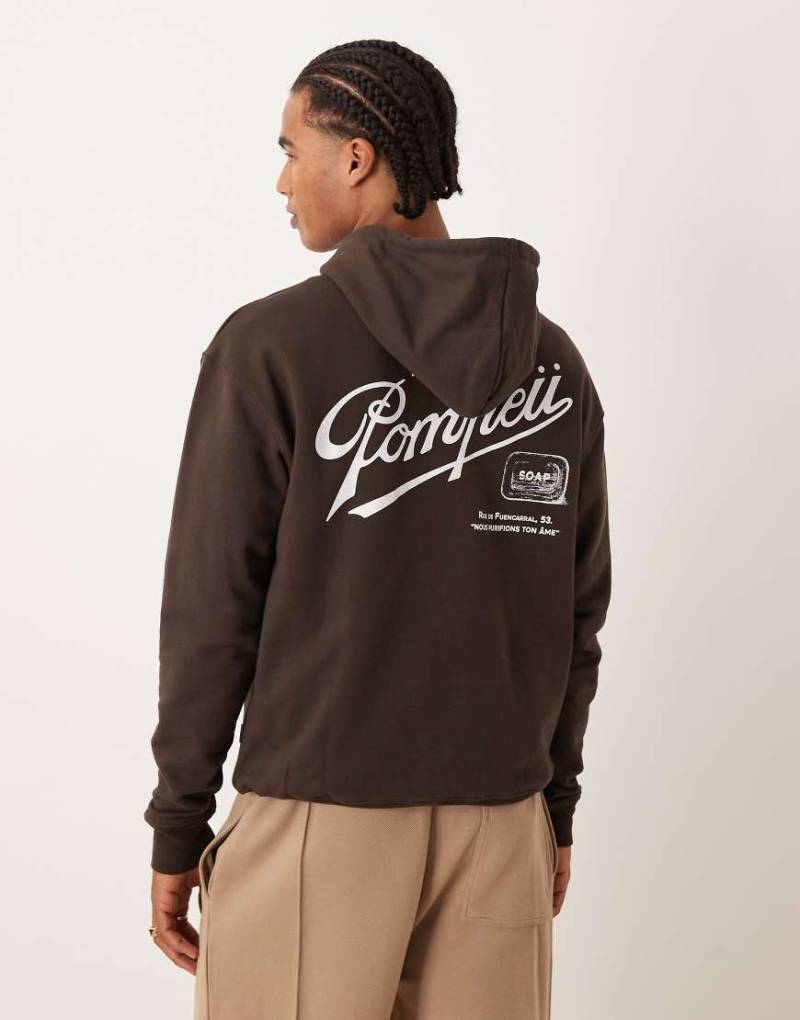 Pompeji - Sabons - Regular-Fit-Kapuzenpullover in Dunkelbraun mit Rückenprint und Logo-Brown von Pompeii UK