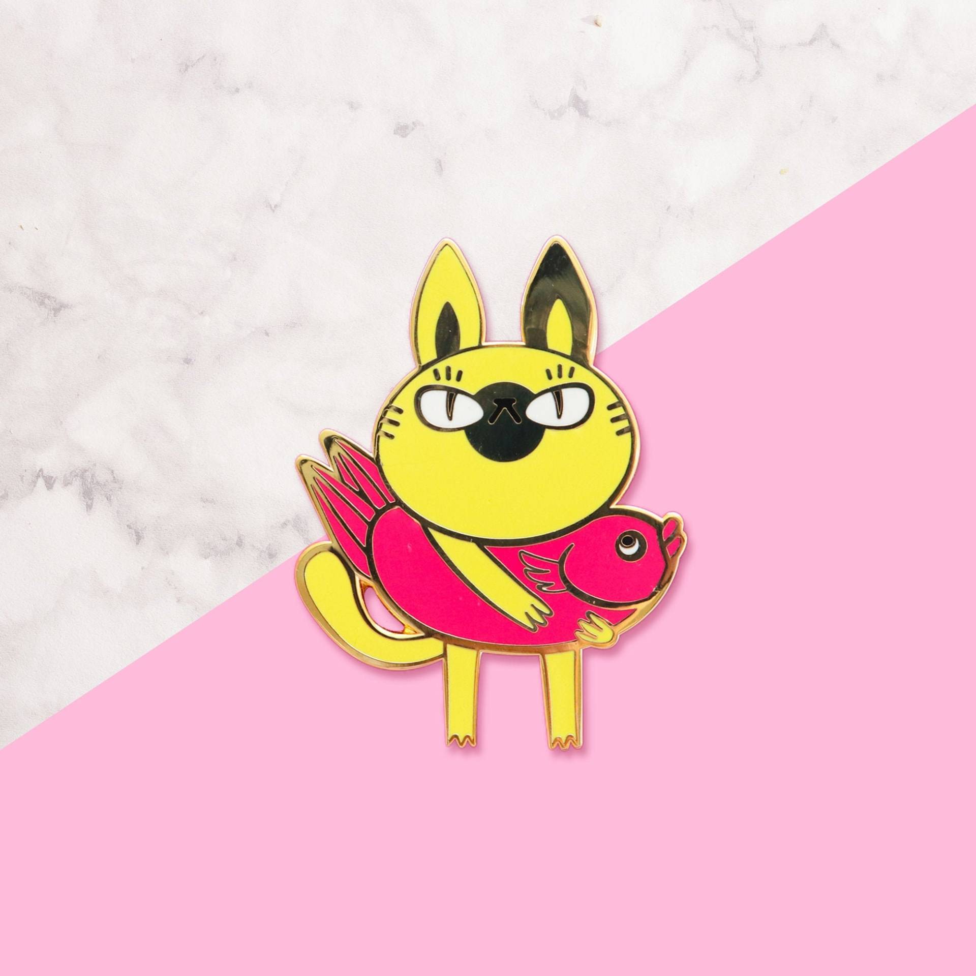 Kawaii Katzenfisch Emaille Pin - Japanisch Inspirierte Goldgelbe Und Rosa Pompom-Anstecknadel von Pompompins