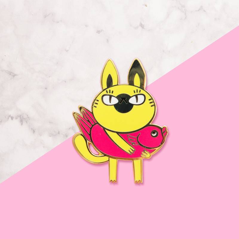 Kawaii Katzenfisch Emaille Pin - Japanisch Inspirierte Goldgelbe Und Rosa Pompom-Anstecknadel von Pompompins