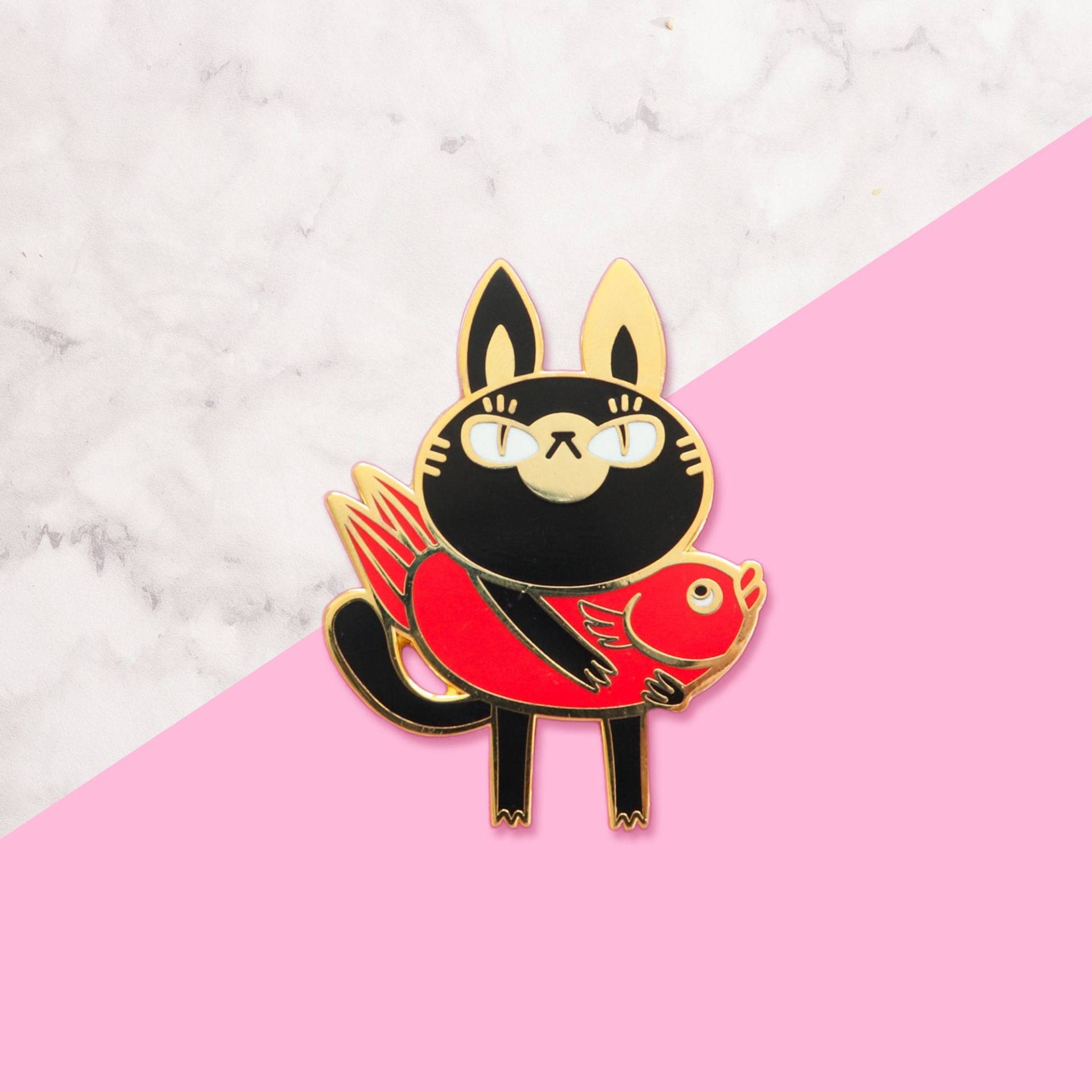 Pompom Katze Fisch Emaille Pin - Gold Schwarz Rot von Pompompins