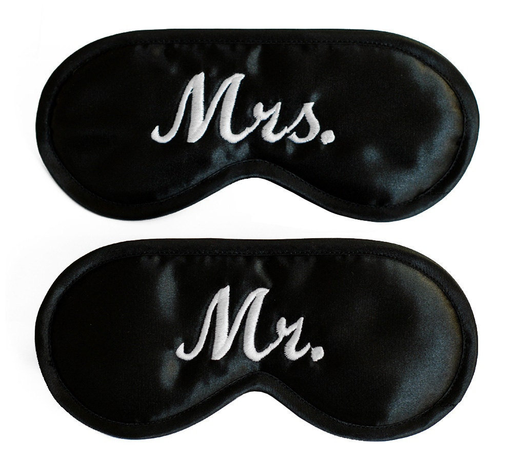 Mrs. Mr. Schlafmasken, 2Er-Set Für Paare, Hochzeitsnachtgeschenk, Schwarze Schlafaugenmaske, Weißer Text, Frau Und Mann, Sie Ihn, Sie, Männer Frauen Mrs. Mr. Schlafmasken, 2Er-Set Für Paare, Hochzeitsnachtgeschenk, Schwarze Schlafaugenmaske, Weißer Text, Frau Und Mann, Sie Ihn, Sie, Männer Frauen von PomponDesigns