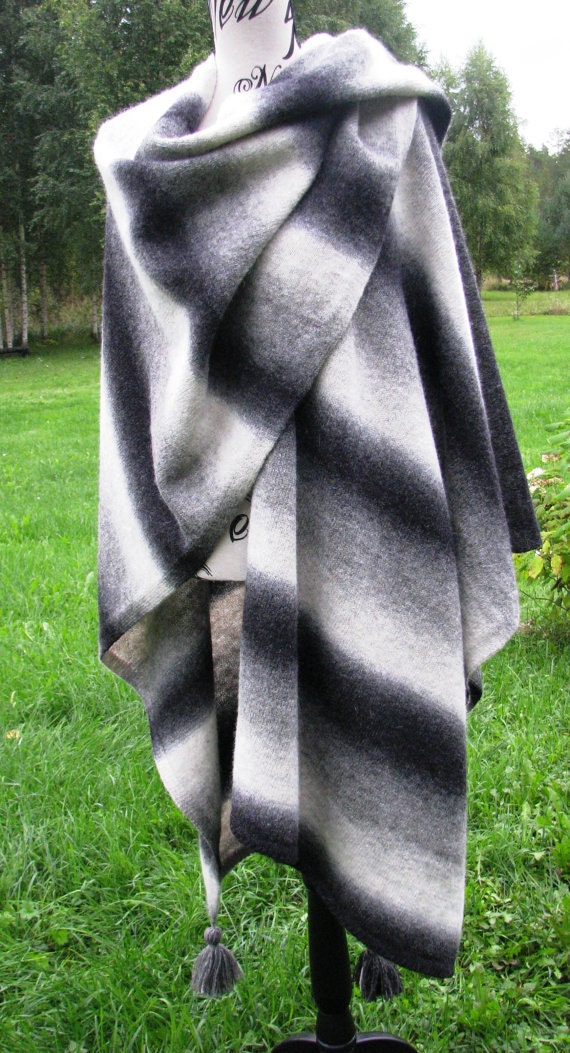 Gestrickter Großer Poncho. Mantel, Schal, Schal. Gestrickte Gestrickter Koat. Garn Kauni. Woll . 100% Qualitativ Gearbeitet. Blauer Poncho Gestrickter Großer Poncho. Mantel, Schal, Schal. Gestrickte Gestrickter Koat. Garn Kauni. Woll . 100% Qualitativ Gearbeitet. Blauer Poncho von PonchoShawlScarves