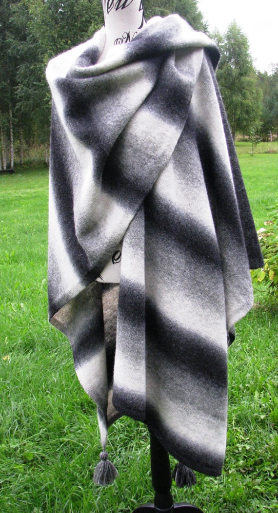 Gestrickter Großer Poncho. Mantel, Schal, Schal. Gestrickte Gestrickter Koat. Garn Kauni. Woll . 100% Qualitativ Gearbeitet. Blauer Poncho Gestrickter Großer Poncho. Mantel, Schal, Schal. Gestrickte Gestrickter Koat. Garn Kauni. Woll . 100% Qualitativ Gearbeitet. Blauer Poncho von PonchoShawlScarves