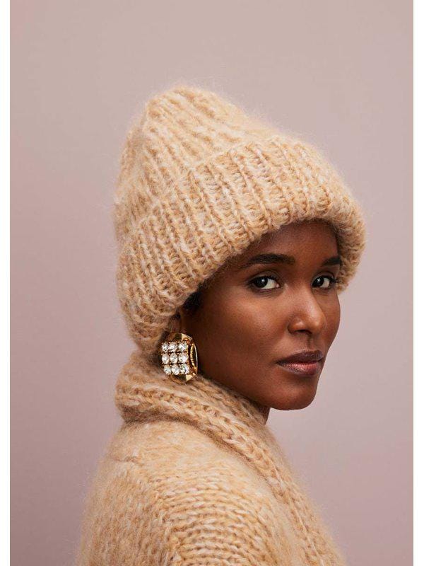 Handgefertigte Strickmütze/Hipstermütze in Drops Air. Die Arbeit Wird Von Oben Nach Unten Glatt Rechts Mit Doppelter Faltkante Im Rippenmuster von PonchoShawlScarves