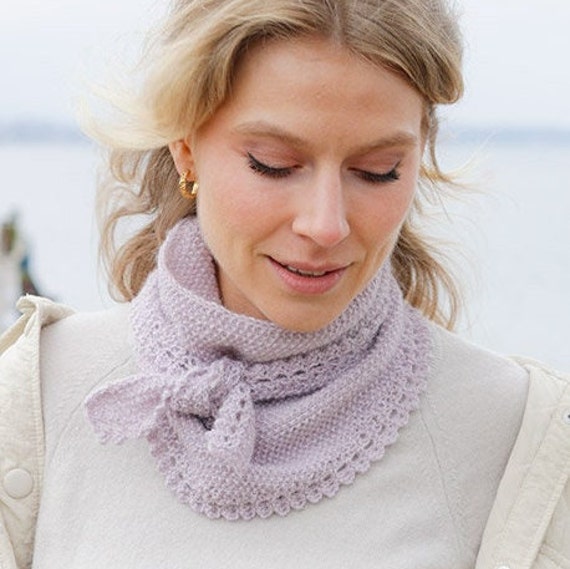 Handgestricktes Dreieckstuch in Drops Alpaca. Kleines Gestricktes Dreieckstuch von PonchoShawlScarves