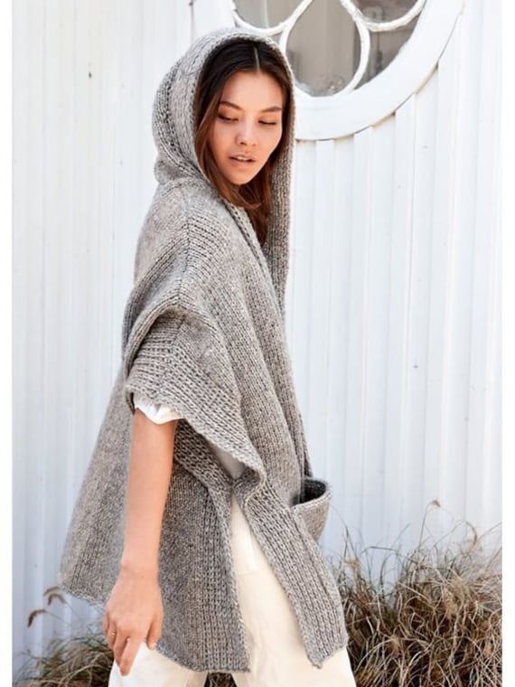 Strickponco Strickweste/Poncho in . Das Stück Wird Glatt Rechts Und Kraus Gestrickt, Mit Hohem Halsausschnitt. Größen S - Xxxl von PonchoShawlScarves