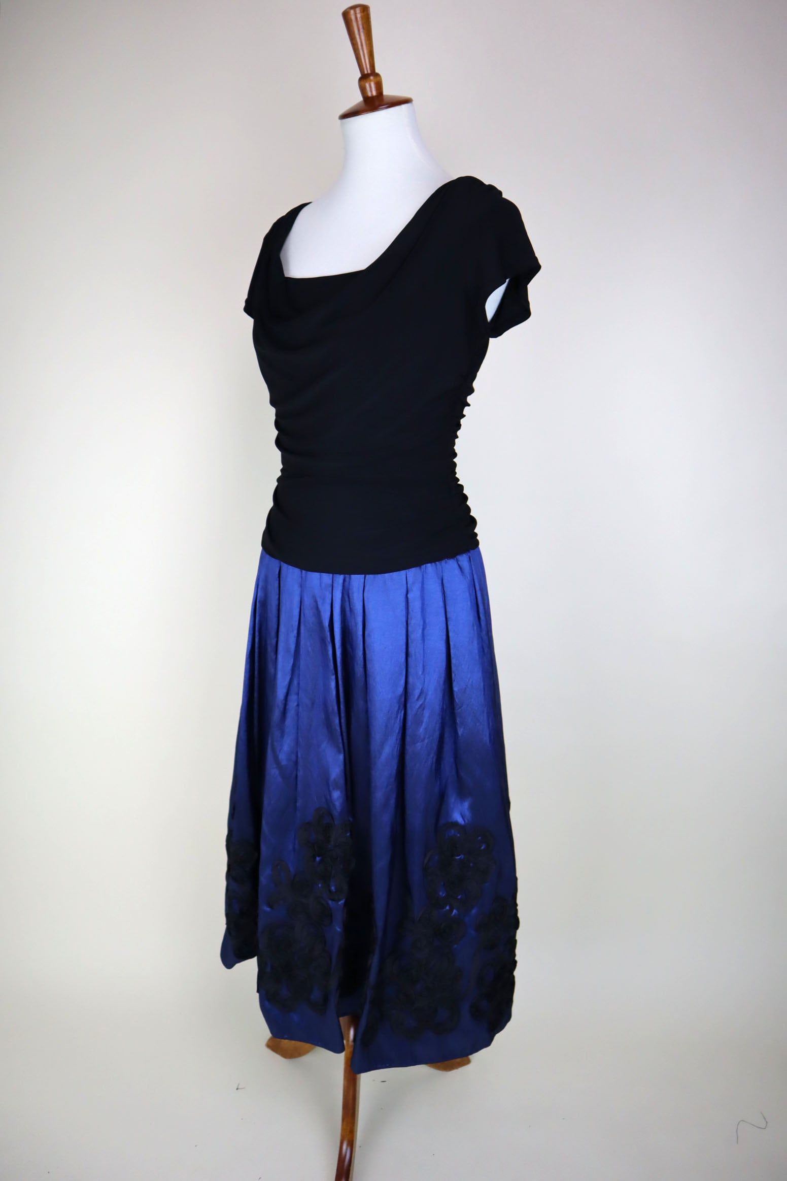 90Er Vintage Elektrisch Blau Schwarz Abendkleid/Band Bestickt Wasserfallausschnitt Kleid Damen Größe Klein Bis Mittel von PonsonbyVintage