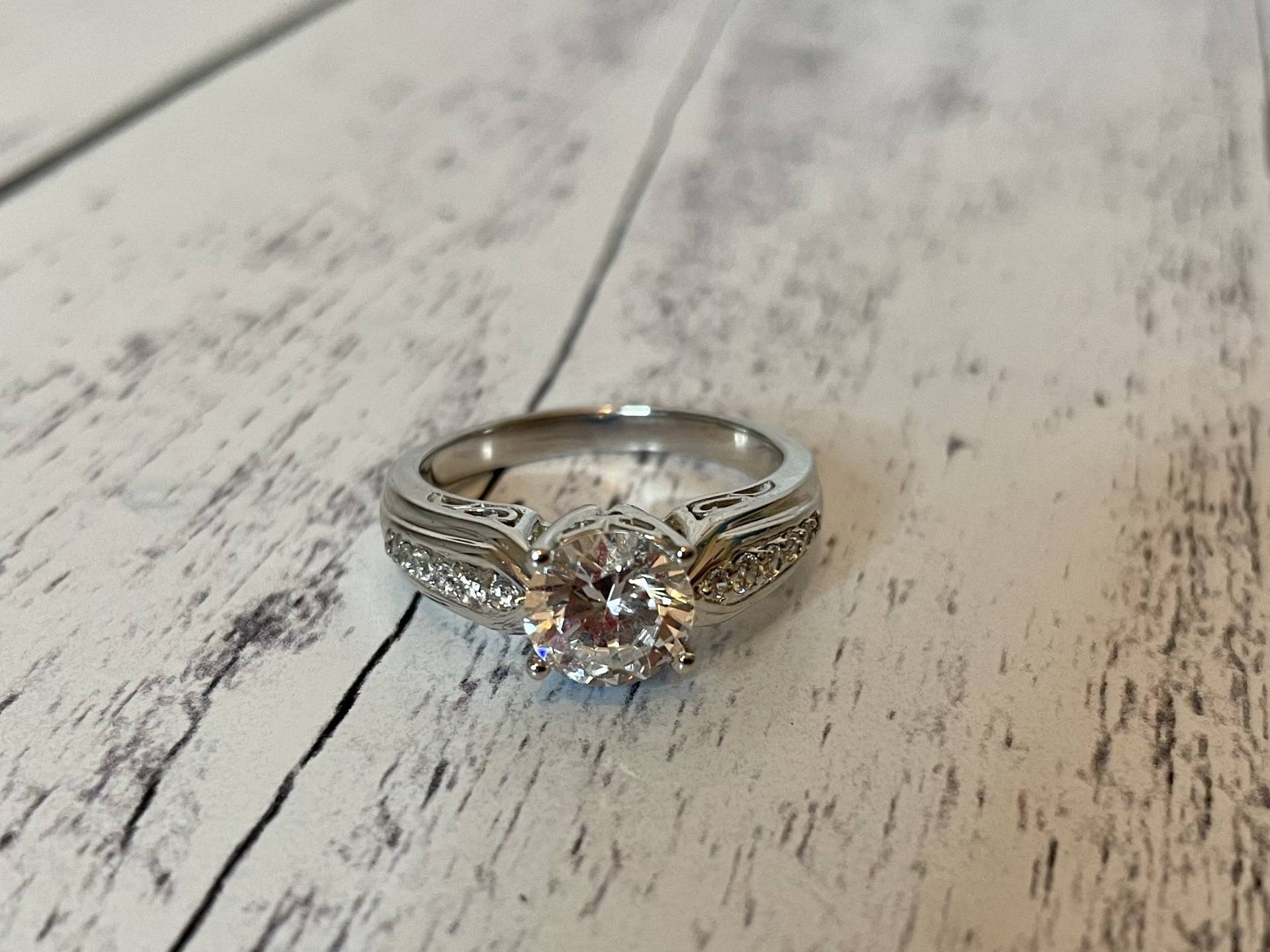 Keep It Fancy Sterling Silber Verlobungsstil Ring Mit Cz Mittelstein Entspricht 2Ct Keep It Fancy Sterling Silber Verlobungsstil Ring Mit Cz Mittelstein Entspricht 2Ct von PontaniSistersGems