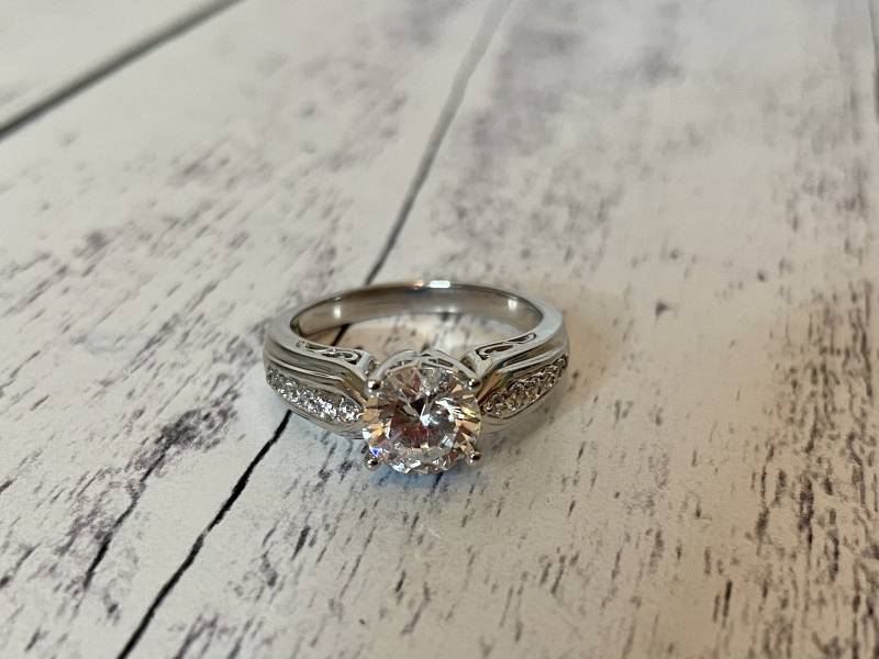 Keep It Fancy Sterling Silber Verlobungsstil Ring Mit Cz Mittelstein Entspricht 2Ct von PontaniSistersGems