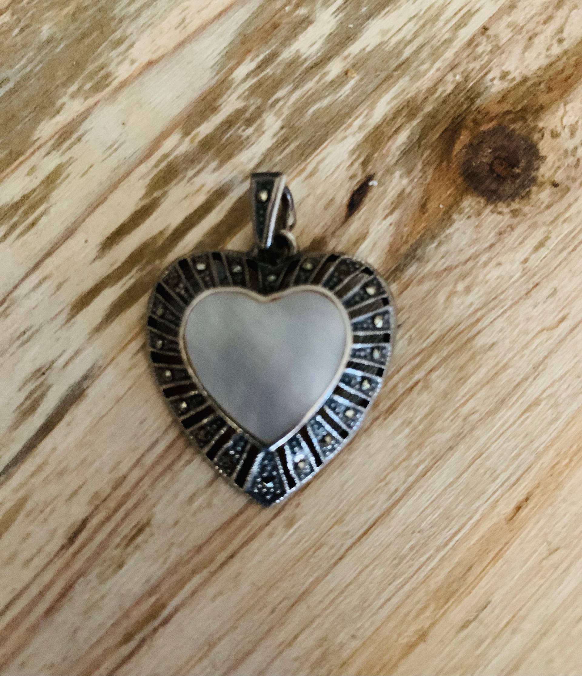 sterling Silber Herz Anhänger Mit Markasit Und Perlmutt-Mitte sterling Silber Herz Anhänger Mit Markasit Und Perlmutt-Mitte von PontaniSistersGems