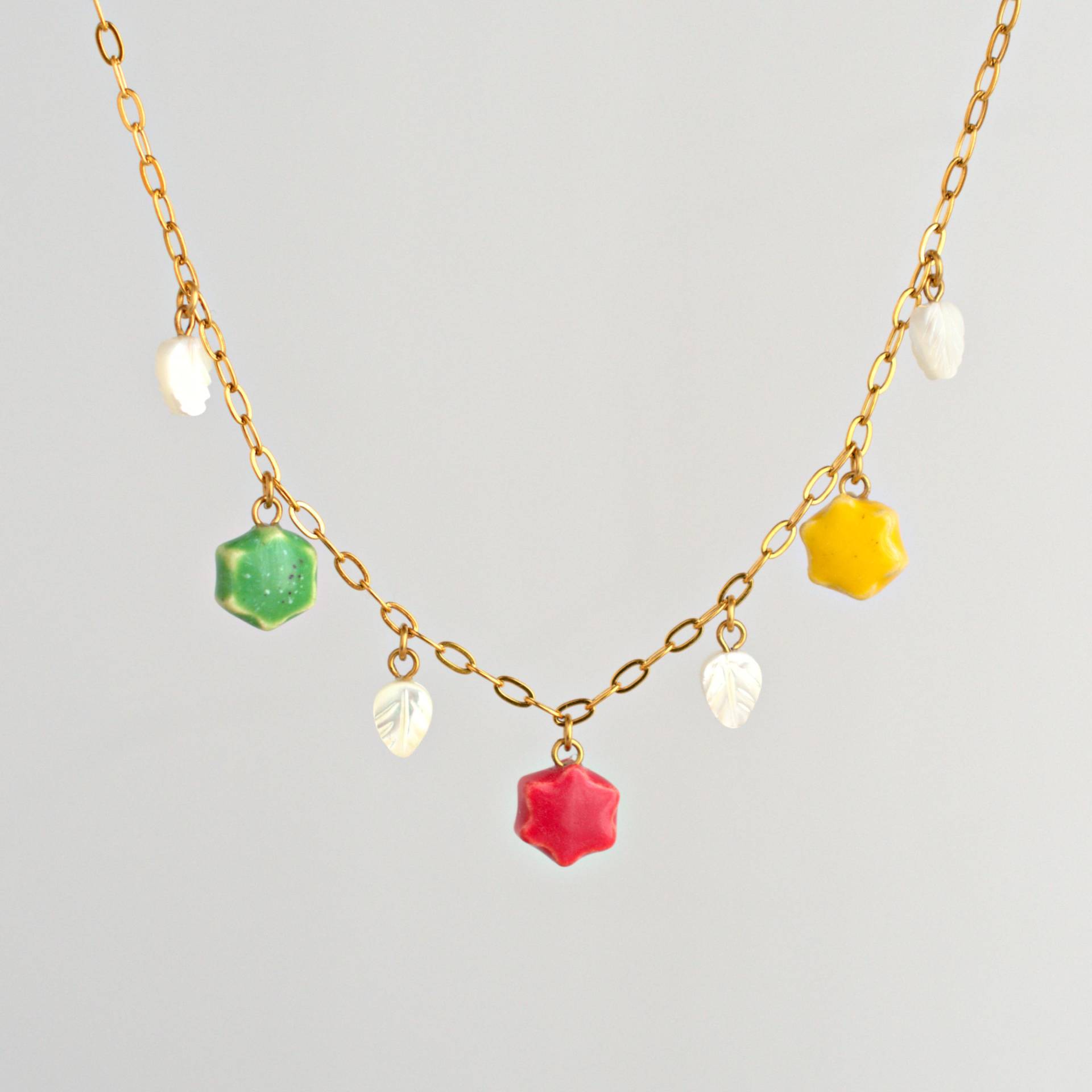 Bunte Blumenkette. Auffällige Halskette Mit Anhängern Aus Keramik Und Perlmutt. Goldketten-Halsband Mehreren Handgefertigten Bunte Blumenkette. Auffällige Halskette Mit Anhängern Aus Keramik Und Perlmutt. Goldketten-Halsband Mehreren Handgefertigten von PonteArteCeramic
