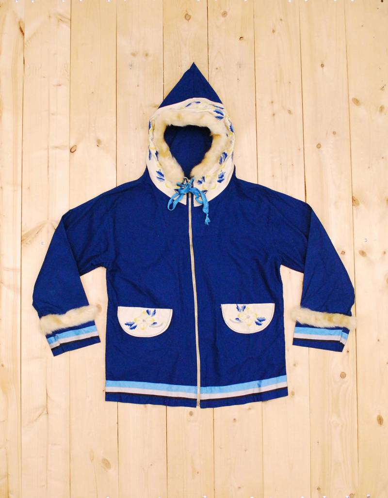 Vintage 1940/50Er Jahre Blau Grenfell Labrador Industries Kapuzenjacke/Pelz Trim Nadelspitze Bestickt Retro Sammlerstück Selten von PontiacDryGoods