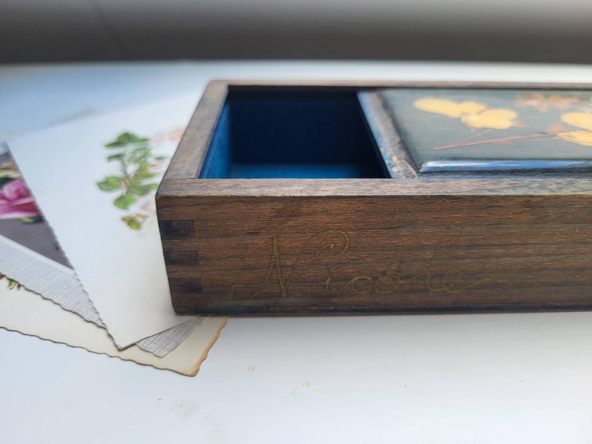 Holzbox Gepresste Blumen Handgefertigt Schmuckbox Vintage Stil Samtfutter Resin von Ponyandpace