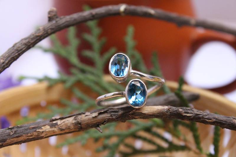 Schweizer Silberring Mit Blautopas Ovaler Edelstein, Handgefertigt von PoonamArtsNJewels