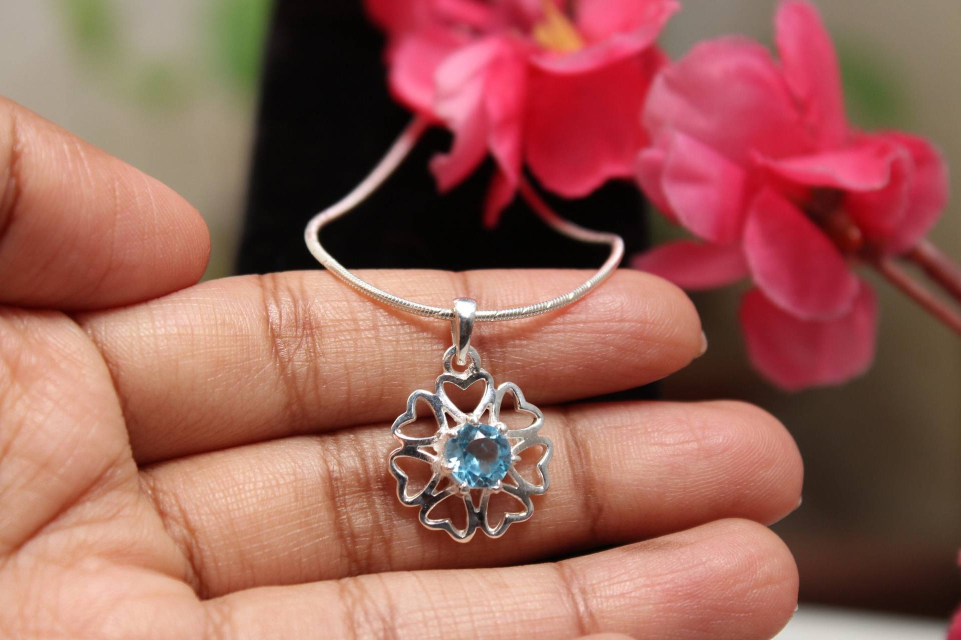 Blautopas Blumen Anhänger Sterling Silber November Birthstone Charm von PoonamArtsNJewels