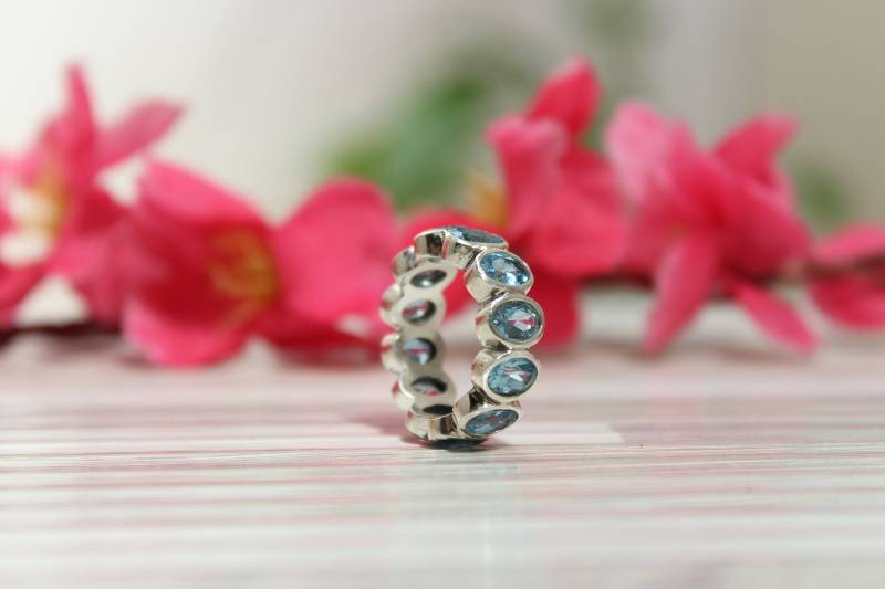 Blautopas Eternity Ring Oval Schliff, 925 Sterling Silber, Handgemacht von PoonamArtsNJewels