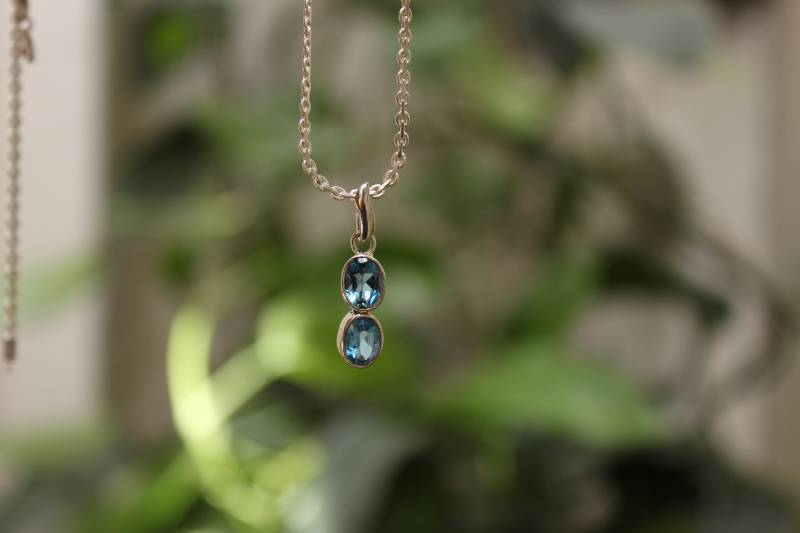 Blautopas Sterling Silber Anhänger Oval Charm, Facettierter Edelstein von PoonamArtsNJewels