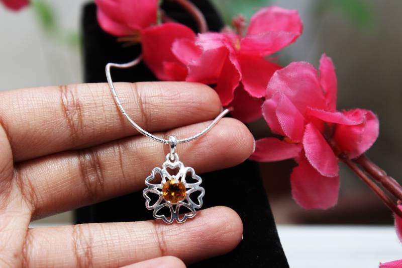 Citrin Anhänger Rund Geschnittenes Blumenherz, 925 Sterling Silber von PoonamArtsNJewels