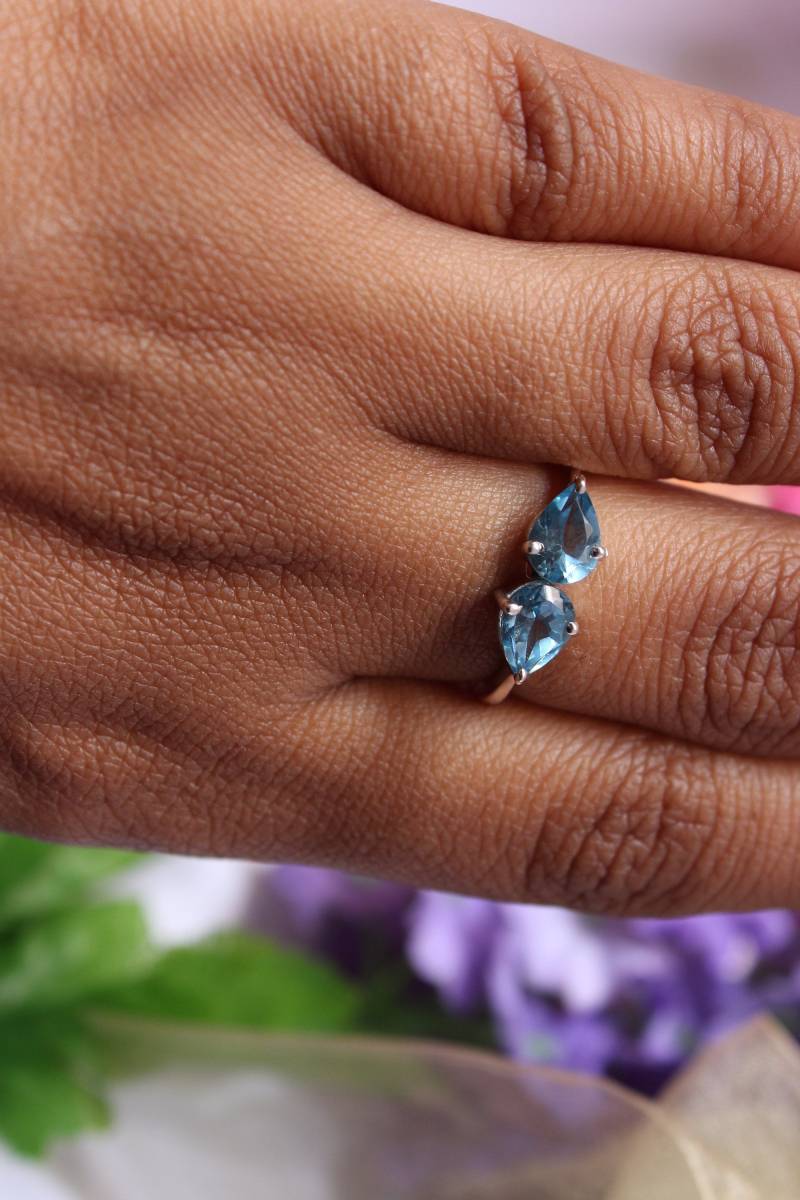 Handgefertigter Sterling Silber Schweizer Blautopas Tropfen Ring | 6 X 7 Mm von PoonamArtsNJewels