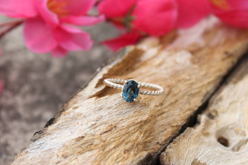 Handgemachte London Blautopas Ring Sterling Silber Twisted Band Oval Schliff von PoonamArtsNJewels