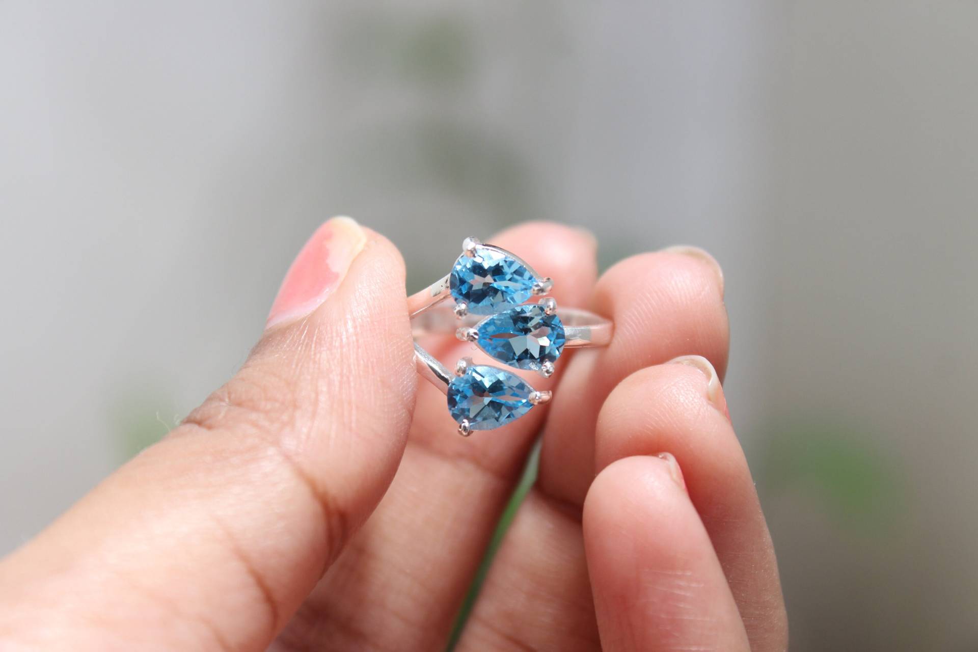 Handgemachte Sterling Silber Blautopas Ring Pear Cut Drei-Stein-Verlobung von PoonamArtsNJewels