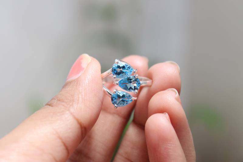 Handgemachte Sterling Silber Blautopas Ring Pear Cut Drei-Stein-Verlobung von PoonamArtsNJewels